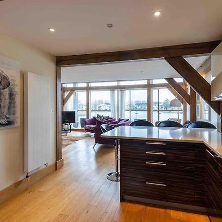Otters Holt Vila Somerford Keynes Exterior foto