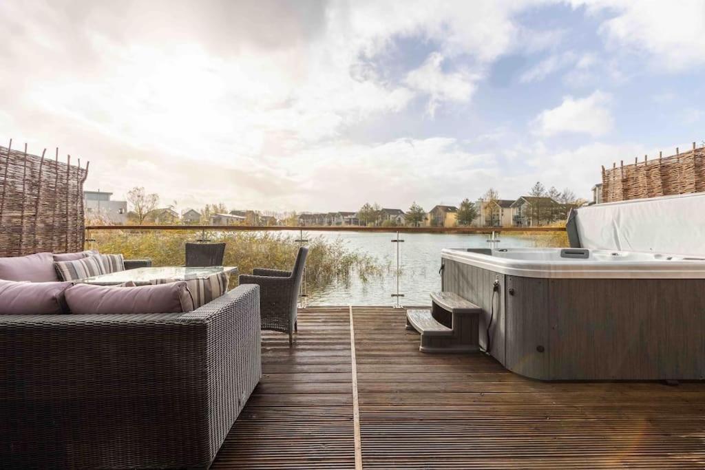 Otters Holt Vila Somerford Keynes Exterior foto