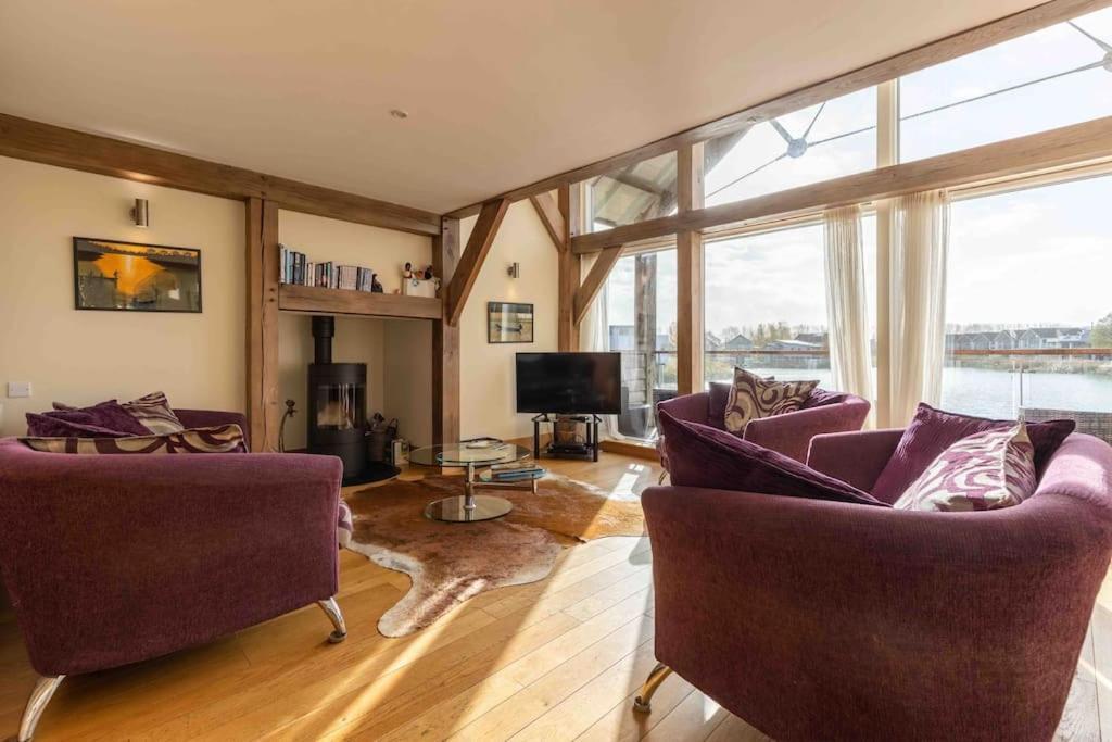 Otters Holt Vila Somerford Keynes Exterior foto