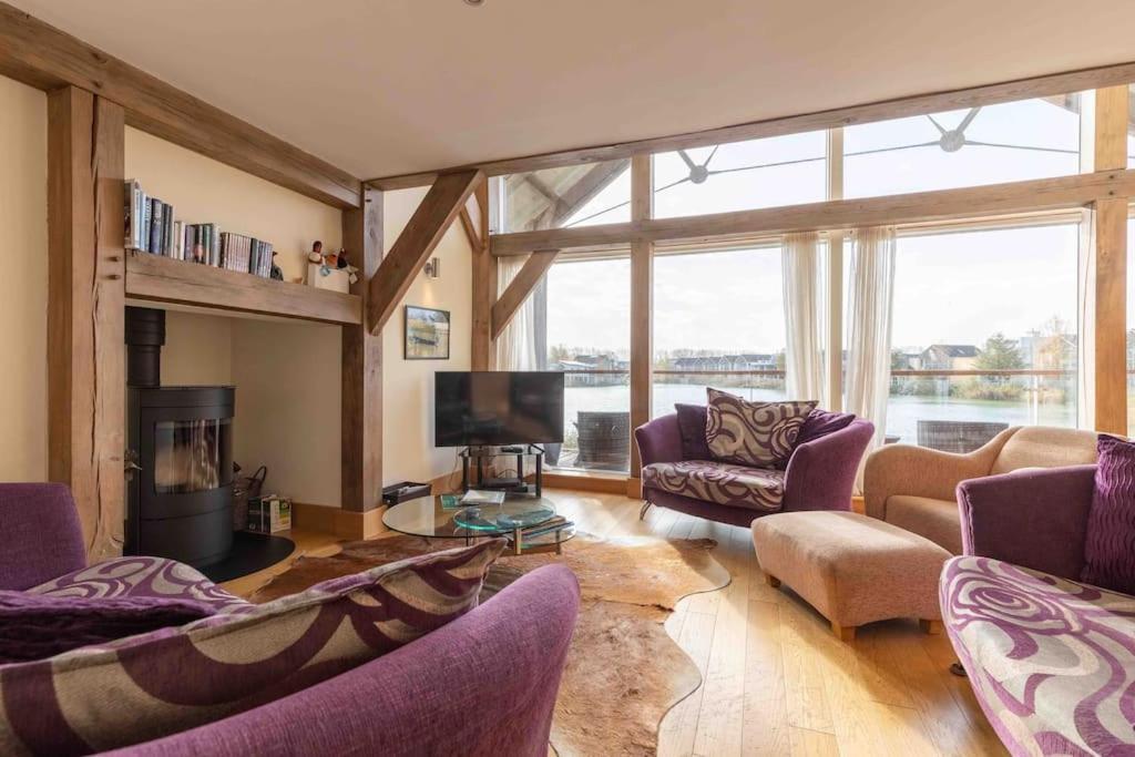 Otters Holt Vila Somerford Keynes Exterior foto