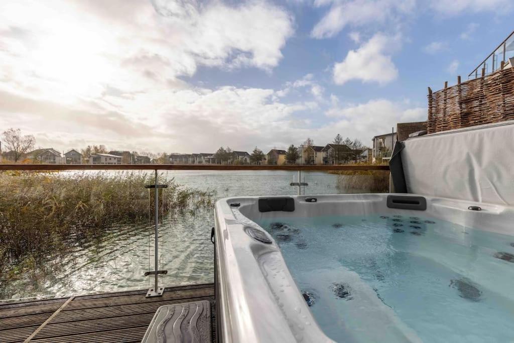 Otters Holt Vila Somerford Keynes Exterior foto