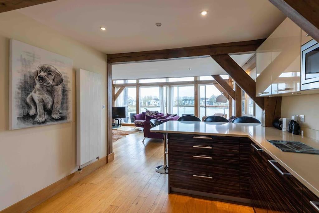 Otters Holt Vila Somerford Keynes Exterior foto