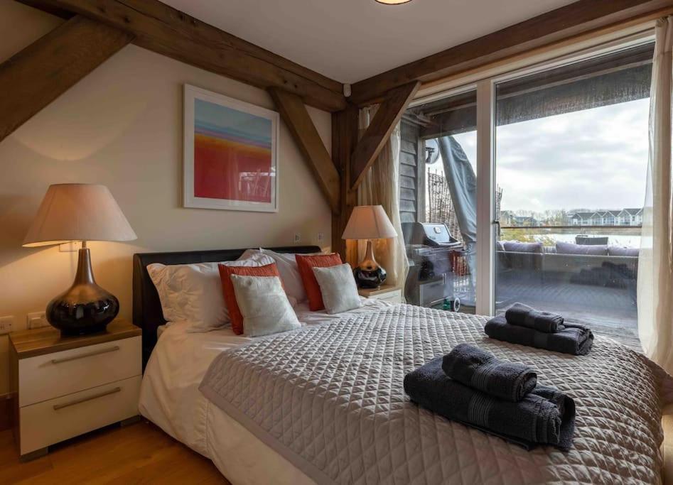 Otters Holt Vila Somerford Keynes Exterior foto